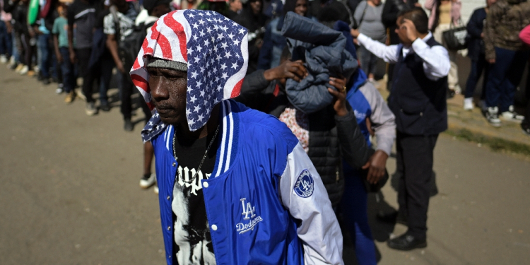 Migrants wait outside an office of the Mexican Commission for Refugee Assistance near Mexico City / ©AFP