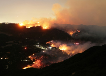 Flames and smoke from the Palisades Fire engulf parts of the community of Topanga, California. ©AFP