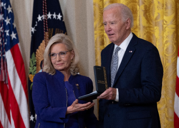 Former congresswoman Liz Cheney receives the Presidential Citizens Medal from US President Joe Biden at the White House on January 2, 2025 / ©AFP