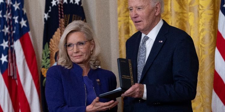 Former congresswoman Liz Cheney receives the Presidential Citizens Medal from US President Joe Biden at the White House on January 2, 2025 / ©AFP