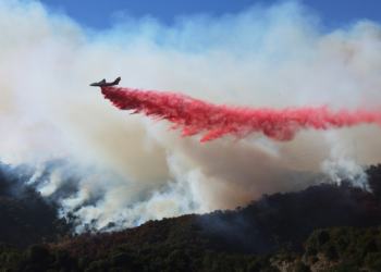 An aggressive air operation is under way to stem the spread of the Palisades Fire as it pushes north and east into previously untouched neighborhoods. ©AFP