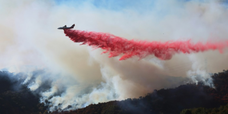 An aggressive air operation is under way to stem the spread of the Palisades Fire as it pushes north and east into previously untouched neighborhoods. ©AFP