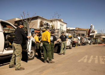 Private firefighters stand watch at property opwned by billionaire developer Rick Caruso. ©AFP