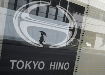 This photo taken in Tokyo in August 2022 shows the logo Japanese truck-maker Hino Motors, a arm of Toyota, reflected in glass . ©AFP