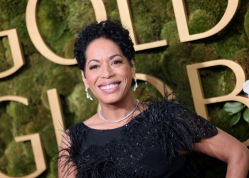 US actress Liza Colon-Zayas, a Golden Globe nominee for her work on 'The Bear,' was one of the first on the red carpet. ©AFP