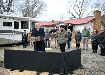 US President Donald Trump speaks while visiting a neighborhood affected by Hurricane Helene in Swannanoa, North Carolina / ©AFP