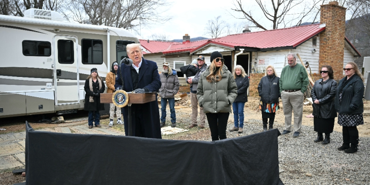 US President Donald Trump speaks while visiting a neighborhood affected by Hurricane Helene in Swannanoa, North Carolina / ©AFP