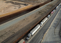 Trucks queue to enter the United States from Mexico / ©AFP