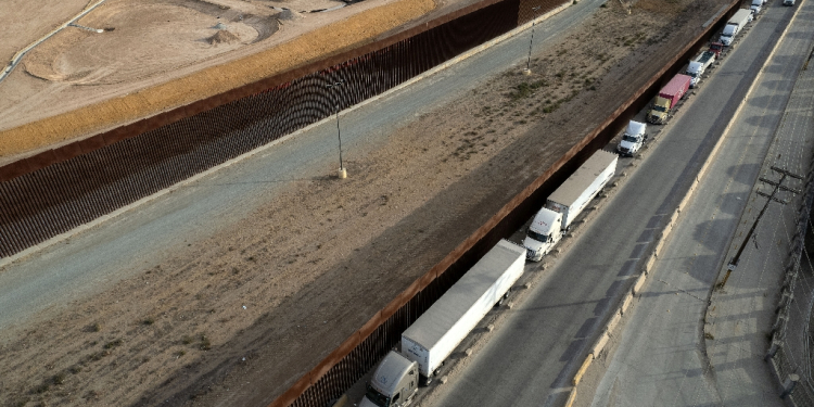 Trucks queue to enter the United States from Mexico / ©AFP