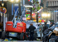 Police surround a white truck that was used to crash into a crowd of revellers on New Year's in New Orleans. ©AFP