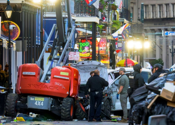 Police surround a white truck that was used to crash into a crowd of revellers on New Year's in New Orleans. ©AFP