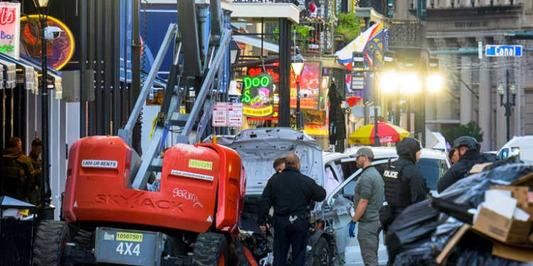 Police surround a white truck that was used to crash into a crowd of revellers on New Year's in New Orleans. ©AFP