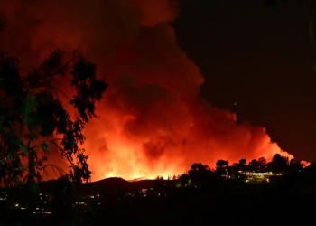 Smoke and flames from the Palisades Fire burn toward the Encino neighborhood of Los Angeles, California. ©AFP