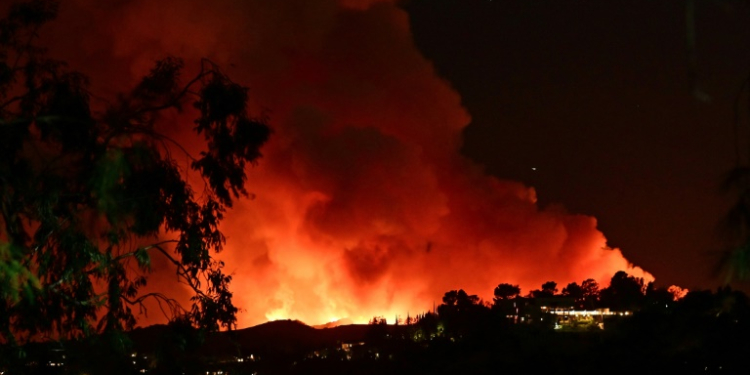 Smoke and flames from the Palisades Fire burn toward the Encino neighborhood of Los Angeles, California. ©AFP