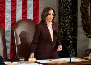 US Vice President Kamala Harris presides over a joint session of Congress to certify the results of the 2024 Presidential election, inside the House Chamber at the US Capitol on January 6, 2025, in Washington / ©AFP