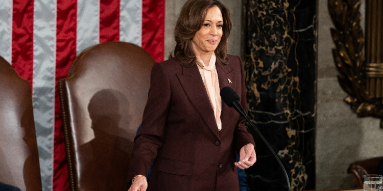 US Vice President Kamala Harris presides over a joint session of Congress to certify the results of the 2024 Presidential election, inside the House Chamber at the US Capitol on January 6, 2025, in Washington / ©AFP