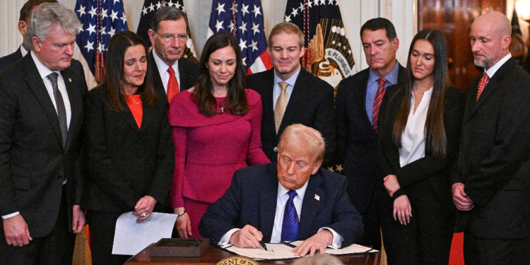 US President Donald Trump signs the Laken Riley Act in the East Room of the White House / ©AFP