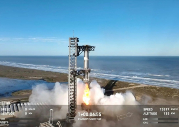 In this screen grab taken from the SpaceX broadcast the Starship's Super Heavy Booster is grappled mid-air as it returns to the launch pad at Starbase near Boca Chica, Texas, on January 16, 2025. ©AFP