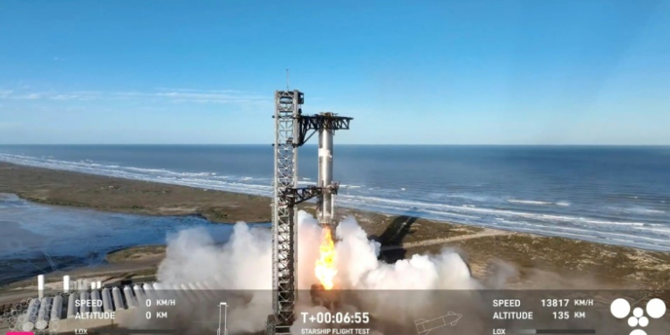 In this screen grab taken from the SpaceX broadcast the Starship's Super Heavy Booster is grappled mid-air as it returns to the launch pad at Starbase near Boca Chica, Texas, on January 16, 2025. ©AFP