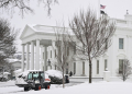 Workers remove snow outside the White House in Washington. ©AFP