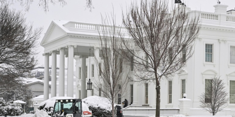 Workers remove snow outside the White House in Washington. ©AFP