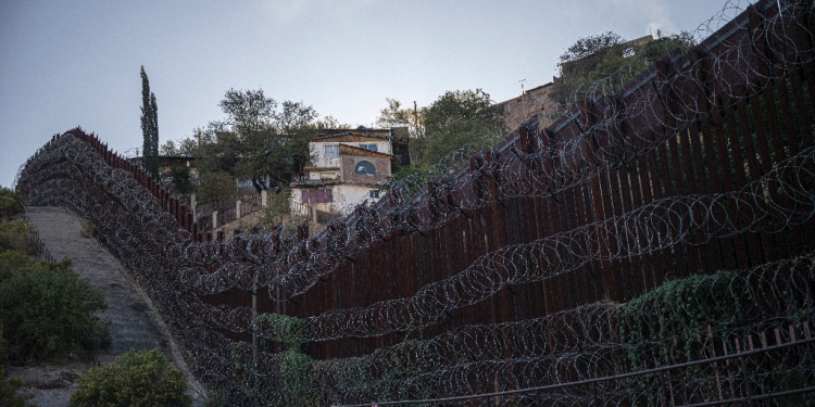 Donald Trump repeatedly criticized the number of people crossing the US-Mexico border during his presidential campaign / ©AFP