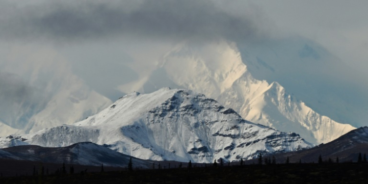 Clouds partially obscure Denali, the highest mountain peak in North America, as seen from inside Denali National Park, Alaska, on September 22, 2022. ©AFP