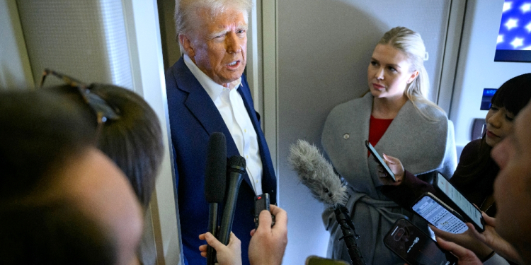 US President Donald Trump speaks with the press, alongside White House Press Secretary Karoline Leavitt (R), on board Air Force One  / ©AFP