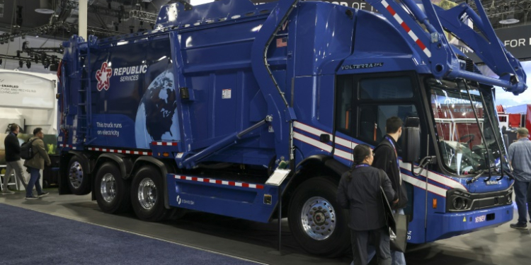 Oshkosh's all-electric garbage and recycling vehicle is outfitted with AI that can identify load hazards and tell if recycling bins have been contaminated with other refuse. ©AFP