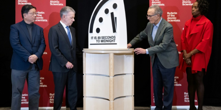 Former President of Colombia Juan Manuel Santos (second to left) and other experts unveil the Doomsday Clock at 89 seconds to midnight at a news conference in Washington. ©AFP