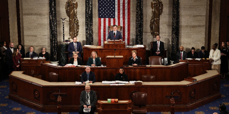 US House Speaker Mike Johnson delivers remarks after being re-elected  on the first day of the 119th Congress on January 03, 2025 / ©AFP