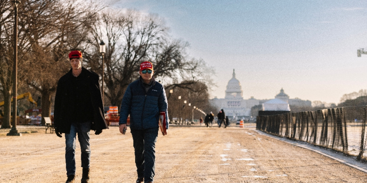 Trump supporters walk along the mostly empty National Mall before Donald Trump's inauguration on January 20, 2025 / ©AFP