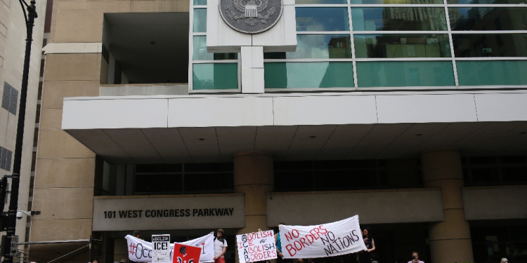 People protest against US Immigration and Customs Enforcement and the first Trump administration's immigration policies outside a Chicago ICE office in 2018 / ©AFP