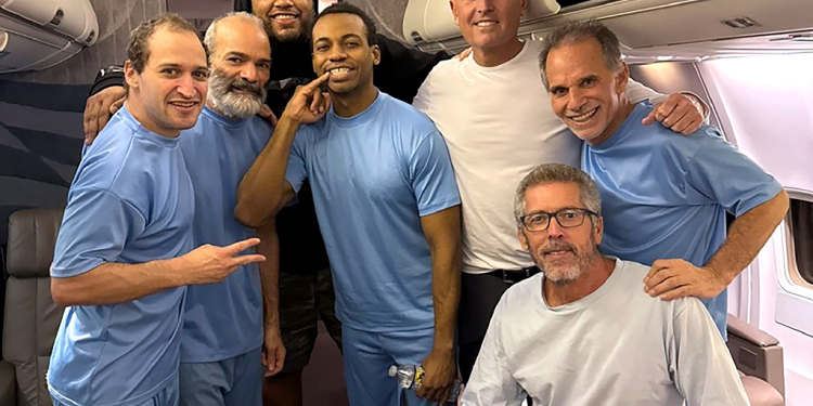 US President Donald Trump's envoy Richard Grenell (3rd R) poses onboard a plane alongside six Americans released from detention in Venezuela / ©AFP