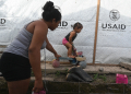 Sandra Ramos plays with her daughterat an improvised shack built with the help of the US Agency for the International Development (USAID) following hurricanes in in La Lima, Honduras, in July 2022 / ©AFP