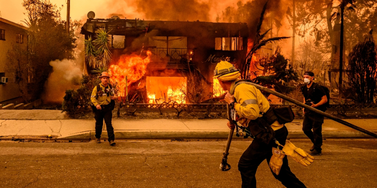 Firefighters work as an apartment building burns in the Altadena area of Los Angeles county / ©AFP