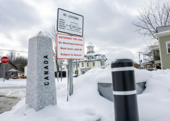 A border post marks the boundary between Derby Line in the US state of Vermont and its twin town of Stanstead in the Canadian province of Quebec. ©AFP