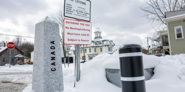 A border post marks the boundary between Derby Line in the US state of Vermont and its twin town of Stanstead in the Canadian province of Quebec. ©AFP