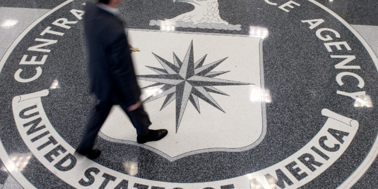 A man crosses the Central Intelligence Agency (CIA) seal in the lobby of CIA Headquarters in Langley, Virginia in August 2008 / ©AFP