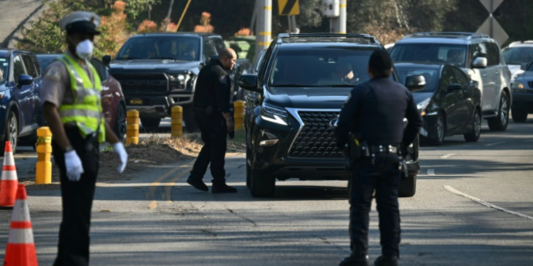 Police are setting up checkpoints to control who goes in and out of areas affected by the major fires burning around Los Angeles. ©AFP