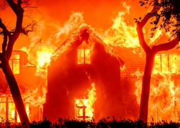 A home is engulfed in flames during in the Altadena area of Los Angeles County. ©AFP