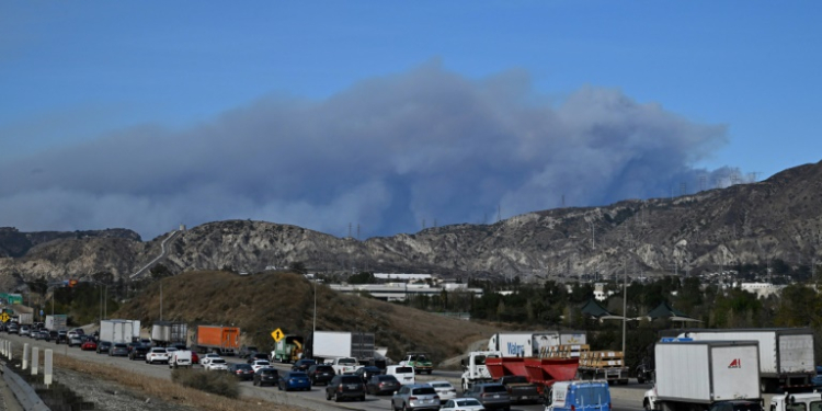 A plume of smoke is seen from the new fire, the Hughes fire, in the Sylmar neighborhood of Los Angeles, California, on January 22, 2025. ©AFP