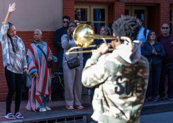 Samantha Petry (L) dances after placing flowers at a memorial on Bourbon Street . ©AFP