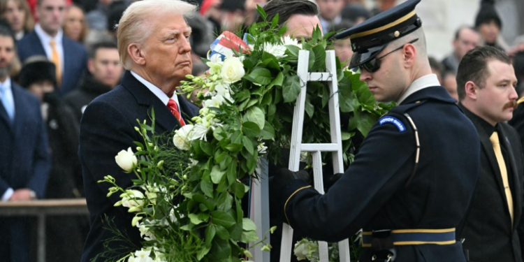 US President-elect Donald Trump lays a wreath at the Tomb of the Unknown Soldier at Arlington National Cemetery in Arlington, Virginia, on January 19, 2025 . ©AFP