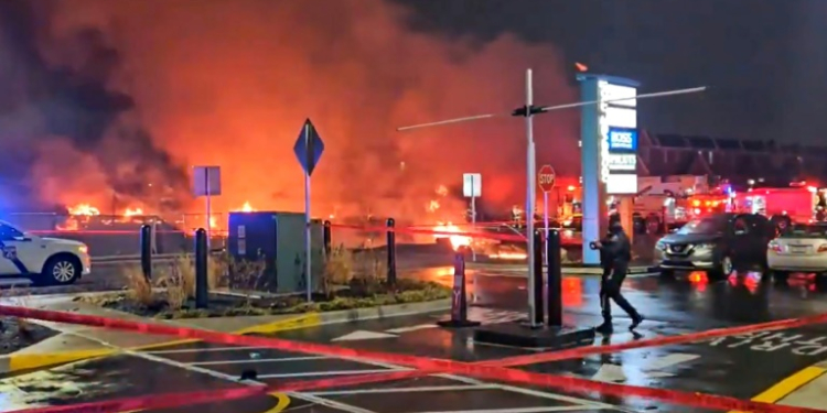 Fires and plumes of smoke in northeast Philadelphia after a small aircraft crashed on January 31, 2025 near an open-air mall. ©AFP