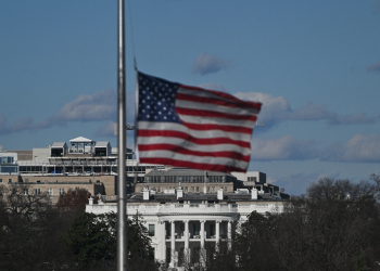 The US flag flies at half-staff on the National Mall, with the White House in the background, in honor of former US president Jimmy Carter / ©AFP