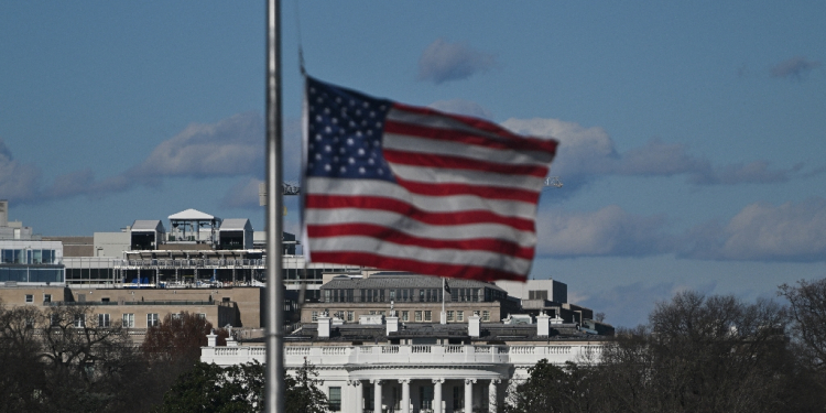 The US flag flies at half-staff on the National Mall, with the White House in the background, in honor of former US president Jimmy Carter / ©AFP