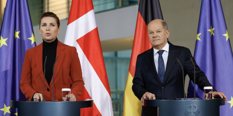 Scholz (R) said 'borders must not be moved by force' / ©AFP