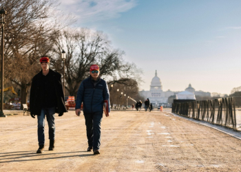 Trump supporters walk along the mostly empty National Mall before Donald Trump's inauguration on January 20, 2025. ©AFP