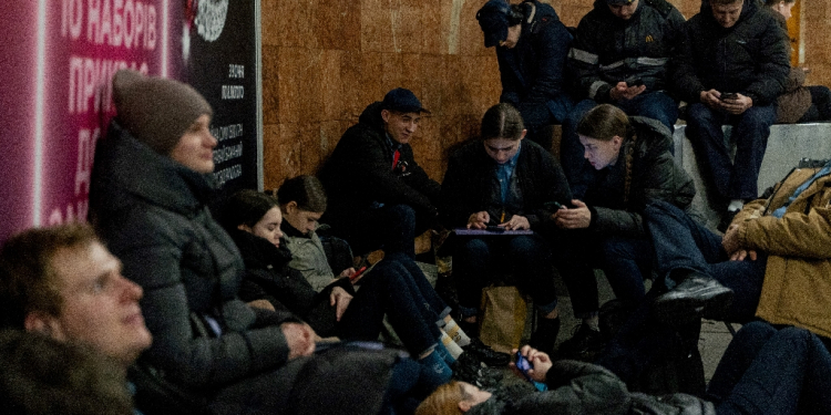 Ukrainians take shelter in a metro station during an air raid warning was issued in Kyiv / ©AFP